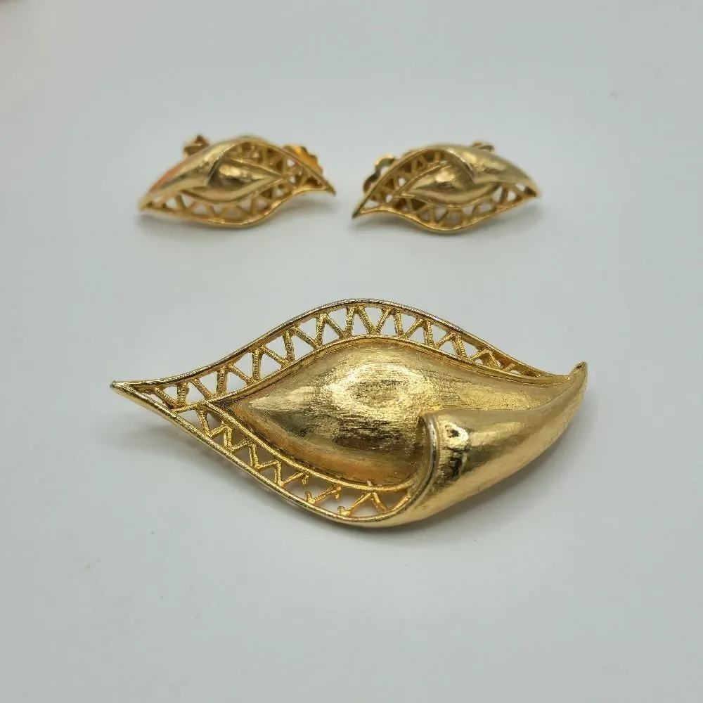 Vintage Gold brooch and clip on earrings set